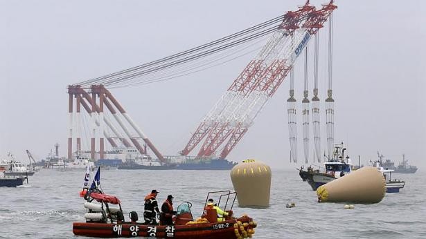 Vào ngày 16/4/2014,  phà Sewol nặng 6.825 tấn chở theo tổng cộng 476 hành khách đã bị nghiêng và chìm ngoài khơi đảo Jindo khi đang trên hành trình từ cảng Incheon ra đảo Jeju, Hàn Quốc.